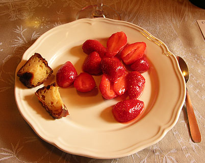 dessert fraise chocolat cannelé chateau du payre