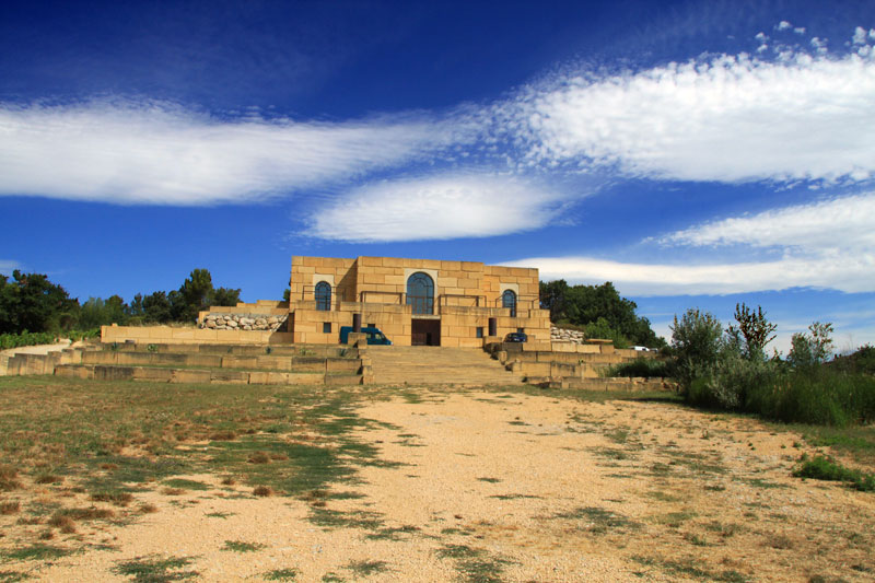 Cosmoculture et chai cathédrale au domaine Viret, parcours initiatique en côtes du Rhône